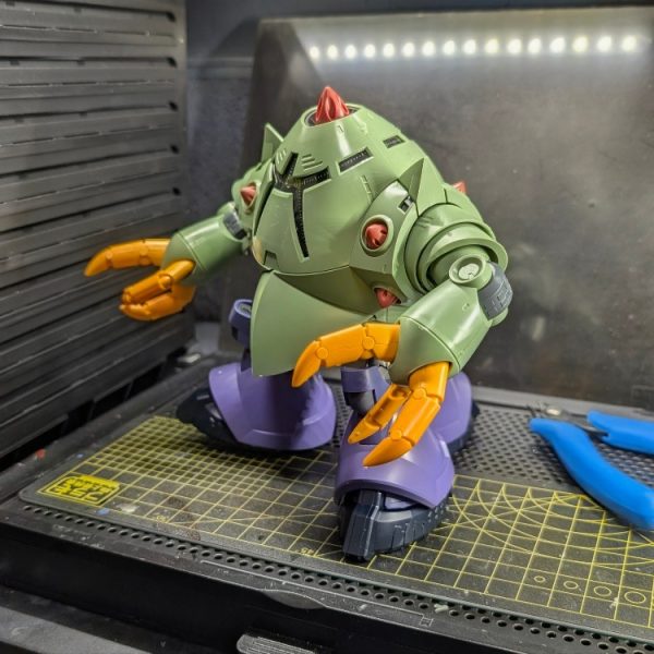 以前から「これが見たかった!」と頭の中で温めていた一点突破のアイデア、ゾックとリック・ドムのミキシング案をついに形にしてみました。水陸両用の異形感と、ドム特有の重厚なホバー脚の相性は抜群だと信じての挑戦です。■シルエットの試行錯誤ゾックの巨大な上半身をドムの脚がどう支えるか、スカートの広がり方や位置を探りました。■改修ポイント:規格違いの克服画像2枚目にもある通り、ゾック側の腰のボールジョイントと、リック・ドム側の股関節の受けの規格が全く違います。そのままでははめ込めないため、思い切ってジョイント部分を切り離し、ピンバイスで穴を開けて真鍮線を通し、軸打ちをしてから強固に接着・改修をしていく予定です。脚部が重いので、このあたりの基礎工事はしっかりやってクオリティを上げていきます!やってみてふと思ったのですが、「脚の生えたゾック」って、過去のゲーム作品や設定で似たような機体がいませんでしたっけ?笑詳しい方がいらっしゃれば、ぜひコメント欄で教えてもらえると嬉しいです!ここからさらに完成に向けてブラッシュアップしていきますので、応援よろしくお願いします(1枚目)
