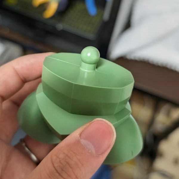 以前から「これが見たかった!」と頭の中で温めていた一点突破のアイデア、ゾックとリック・ドムのミキシング案をついに形にしてみました。水陸両用の異形感と、ドム特有の重厚なホバー脚の相性は抜群だと信じての挑戦です。■シルエットの試行錯誤ゾックの巨大な上半身をドムの脚がどう支えるか、スカートの広がり方や位置を探りました。■改修ポイント:規格違いの克服画像2枚目にもある通り、ゾック側の腰のボールジョイントと、リック・ドム側の股関節の受けの規格が全く違います。そのままでははめ込めないため、思い切ってジョイント部分を切り離し、ピンバイスで穴を開けて真鍮線を通し、軸打ちをしてから強固に接着・改修をしていく予定です。脚部が重いので、このあたりの基礎工事はしっかりやってクオリティを上げていきます!やってみてふと思ったのですが、「脚の生えたゾック」って、過去のゲーム作品や設定で似たような機体がいませんでしたっけ?笑詳しい方がいらっしゃれば、ぜひコメント欄で教えてもらえると嬉しいです!ここからさらに完成に向けてブラッシュアップしていきますので、応援よろしくお願いします(2枚目)