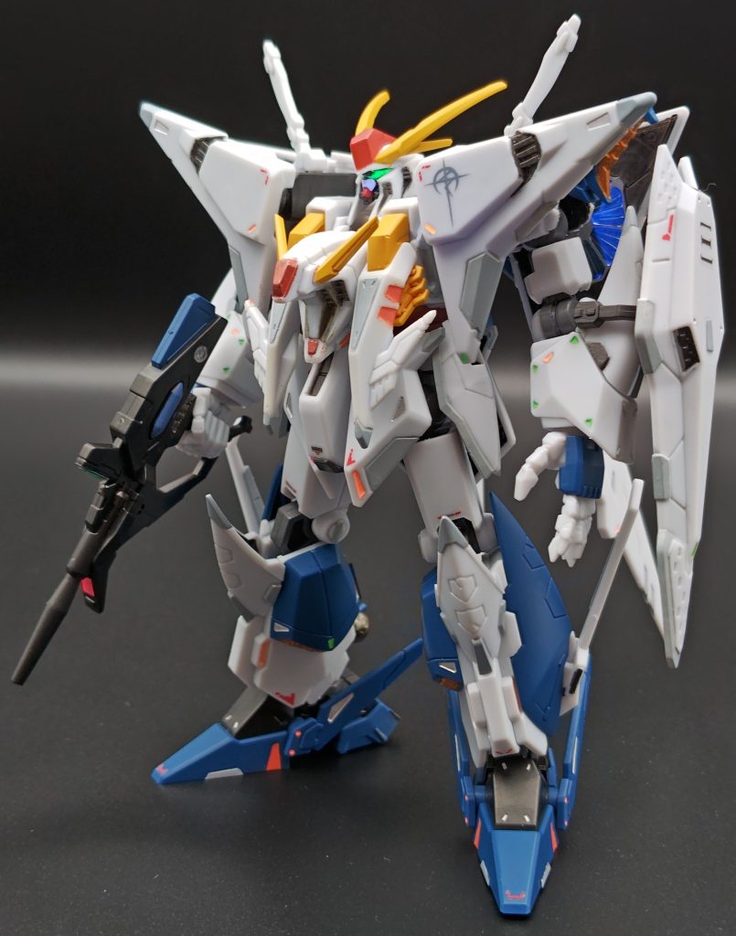 アーマー部分はメラミンスポンジでツヤを抑えました。完成後に見える範囲のフレームを水性ホビーカラーで、その他色が足りない部分を水性アクリルマーカー等で部分塗装しました。スミ入れはコピックライナーです。デカールも少々貼りました。&nbsp;キットは3個イチであること、肩に専用フレームを採用しているため特に横幅にボリュームがあります。クスィーの立体としてお手頃なサイズと価格で飾れるという点で傑作だと思います。