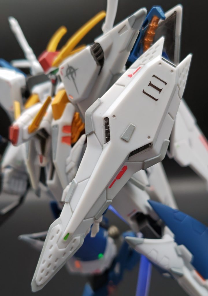 シールドにはディテールと見せかけて、はっきりと「クスィー」の文字を主張。百均のメタリックなシールを貼っています😅