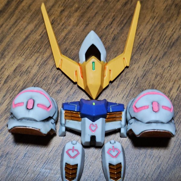 製作途中を初めて投稿してみます。完成品の投稿は自分にしてはだいぶ先になると思いますが、アクリルマーカーのみでメイスと頭部フレームに汚し塗装？を試みています。初。あと装甲のピンクマークはビコーン予定です。しかしケンプファーで学習せず、胸の青（と足先の赤色も）もUVで光る…とりあえずこのまま進めます😅ご覧頂きありがとうございます！（5枚目）