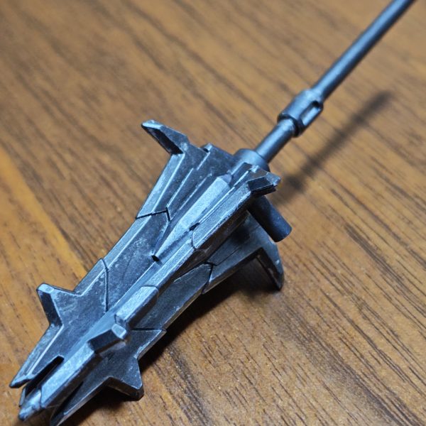 製作途中を初めて投稿してみます。完成品の投稿は自分にしてはだいぶ先になると思いますが、アクリルマーカーのみでメイスと頭部フレームに汚し塗装？を試みています。初。あと装甲のピンクマークはビコーン予定です。しかしケンプファーで学習せず、胸の青（と足先の赤色も）もUVで光る…とりあえずこのまま進めます😅ご覧頂きありがとうございます！（2枚目）