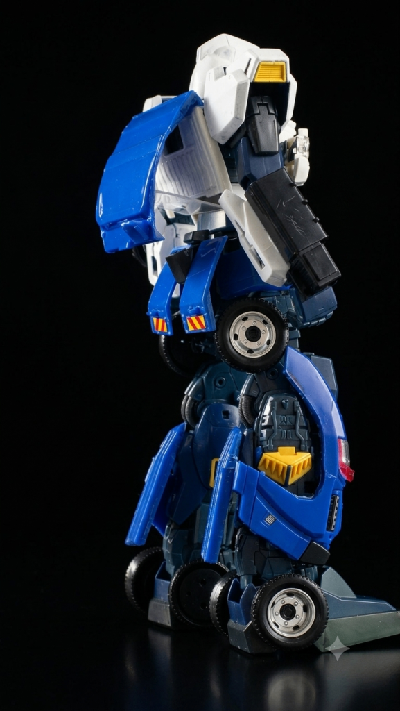 ガンプラ＋楽プラ＝トランスフォーマーです(笑)メーカーさんごめんなさい(_ _;)後ろはパッカー車のリヤ周りを切って貼って移植。
