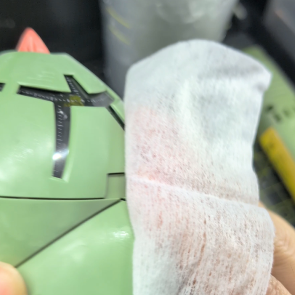 本日のメイン作業は、ミキシングした上半身の表面処理です。ここで活躍したのが「ペンサンダー」と「神ヤス400番」のコンビネーション。神ヤスをそのまま使うのではなく、アーバーの形に合わせて半分にカットすることで、格段に取り回しが良くなり、複雑な曲面にもしっかり追従してくれました。とはいえ、ゾックの装甲はとにかく面積が広い!電動工具のパワーを借りても、均一な面を出すのには多少時間がかかりました。しかし、画像を見ていただければ分かる通り、テカテカだったプラスチックの表面が、ヤスリがけによって美しいマットな質感に整っていく過程は、モデラーとして至福の時間でもあります。上半身の面出しがようやく無事に完了したので、次回からは下半身の改修と表面処理に突入します!広い面積のヒケ処理やヤスリがけで、皆さんが普段実践している「時短テクニック」や「おすすめのツール」があれば、ぜひコメントで教えてもらえると嬉しいです。(4枚目)