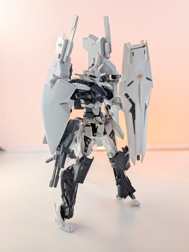TR-xxR　ν　サイコヘイズル・ガンマパイロットであるゼノ本人が考案した設計図を元に建造されたMSであり西暦としてラプラス事変ら辺サナリィに行く前の機体となる。この機体にはiフィールド技術の実験として肩バインダーと脚に小型化したiフィールド発生装置が備え付けられており本来なら防御に使うiフィールドを仮ミノフスキーフライト時機体制御として運用する事になった、そしてガンマサイコミュのデータ内にあったオメガサイコミュ搭載機のデータと白いガンダムのデータを流用した結果この様な姿をしてる。