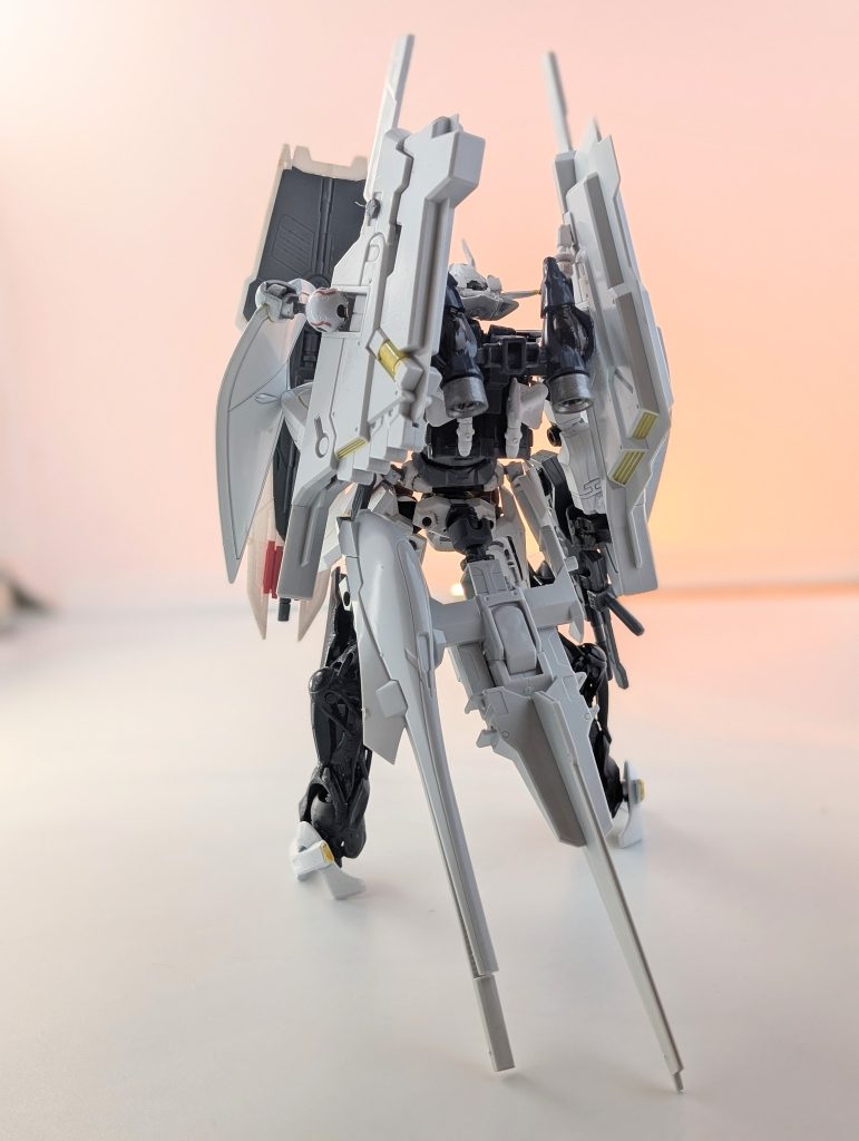 背後フルドドがバインダーやテールスタビライザー兼スラスターとして機能してます。この機体には抹消されたはずののGP計画の関係者及びアナハイムが関わっているだとか…