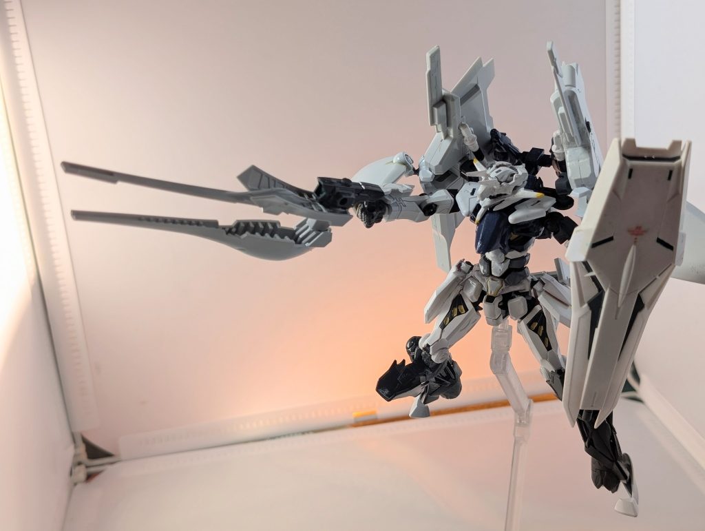 手持ち式ウィンチキャノン手に持って撃てるウィンチキャノン、νガンダムでいうニューハイバズーカ的な立ち位置であり大型センサーにはワイヤーも仕込んでいる為にかつてνガンダムがしたような戦法がとれる。
