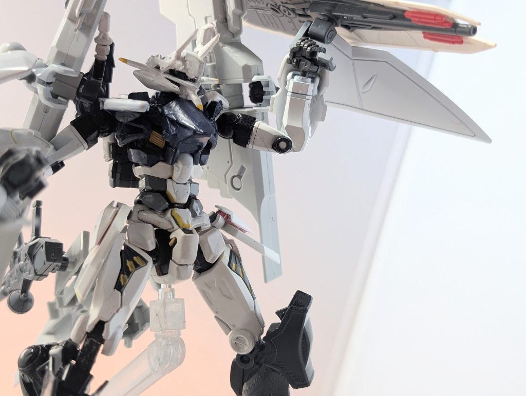 νガンダムの盾そのままらしく盾に付いているのもそのまま