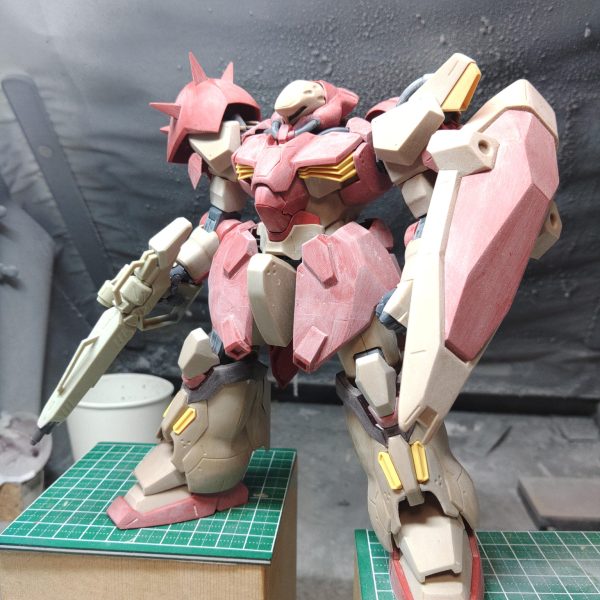デカいので表面処理に苦戦しつつなんとか荒研ぎ完了前回写真のまま磨いて終わりと思ったのだが、ガウマン機と並べると腰アーマーが昭和の小学生の半ズボンぐらいしかないので、ランナータグで延長+前回上に引き上げて調整したバックパックの間隔を広げるように調整こちらもキャッチャー感をアップ撮影時まちがってガウマン機のライフルを持たせてしまった（2枚目）