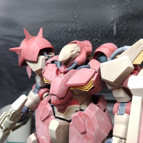 デカいので表面処理に苦戦しつつなんとか荒研ぎ完了前回写真のまま磨いて終わりと思ったのだが、ガウマン機と並べると腰アーマーが昭和の小学生の半ズボンぐらいしかないので、ランナータグで延長+前回上に引き上げて調整したバックパックの間隔を広げるように調整こちらもキャッチャー感をアップ撮影時まちがってガウマン機のライフルを持たせてしまった（3枚目）