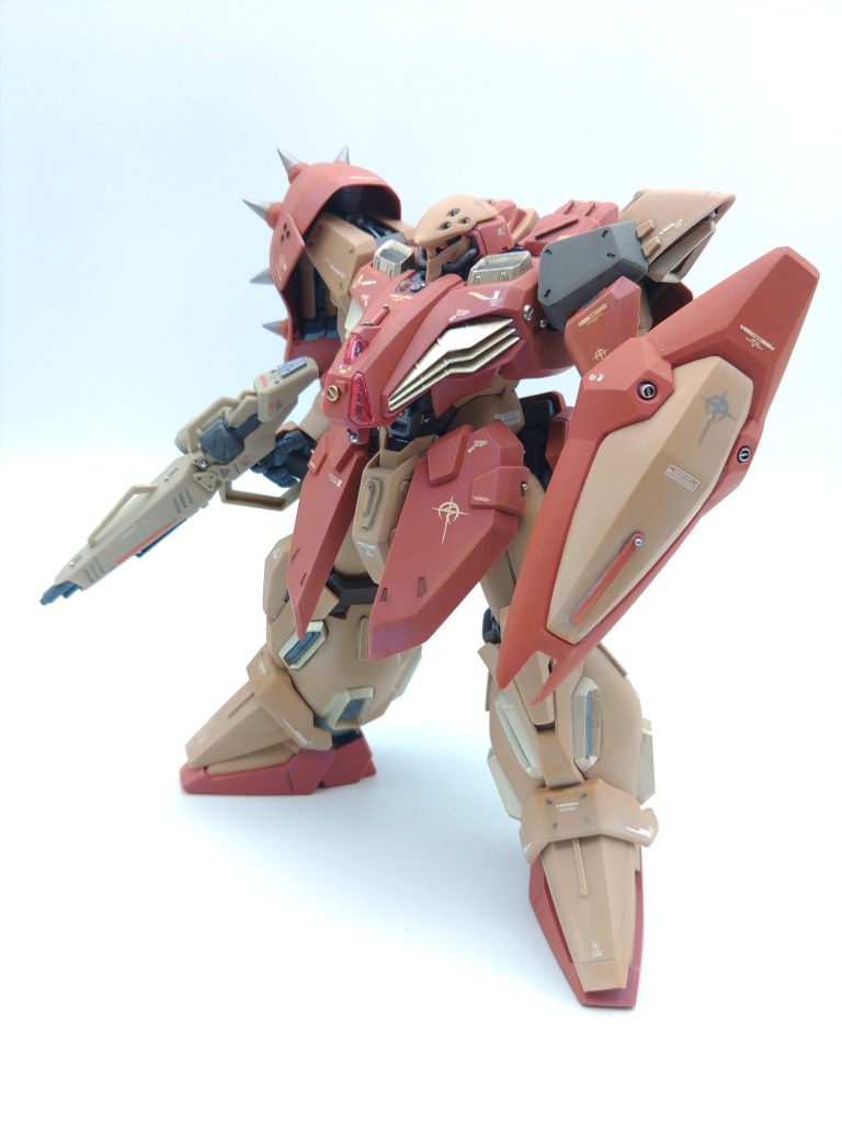 ガウマン機です。ハサウェイの2部はSNSなどで考察を見てしまうのを恐れて公開日に劇場に観に行ったのですが、映画が終わったあと映画館のホールで、エレベーター内で、駐車場でと各所でガンダムファンが考察と感想をぶつけ合っていて、感想を共有しないタイプのガノタであるボクは早々に映画館を退散しました。映画はなかなかおもしろかったのですが、画面がともかく暗いのと、ガウマン機がどこに出てきたか？はまったく記憶にありません。