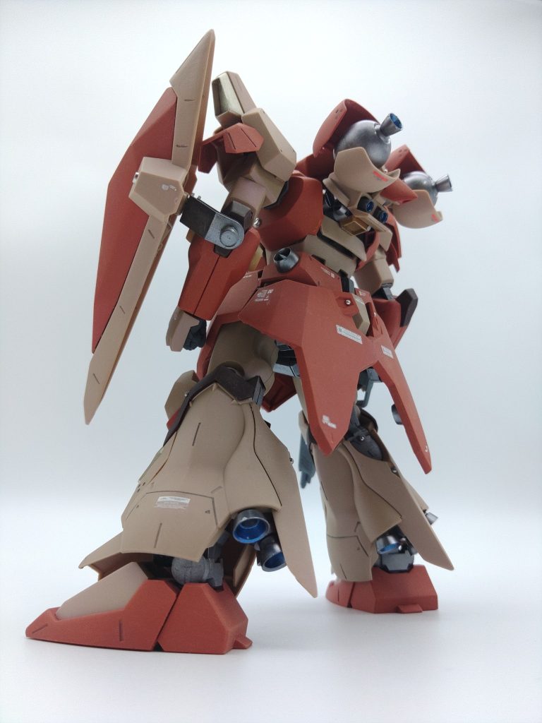 キットは完璧な完成度ですが、個人的に気になる部分には、ポリキャップ無しなど慣れない構成に戸惑いつつ、手を入れていきます。改造点は製作途中に投稿していますが、以下です。&nbsp;・頭部モノアイの下部にランナータグを貼って目付きを鋭く調整モノアイをHアイズの裏にラピーテープを貼ったものに変更&nbsp;・胸部アゴを引いた感じにしたいため、胸中央部を削って、アゴの収容スペースを作るバックパックの接続を上方にずらして、空いた隙間にランナータグを貼って塞ぐ&nbsp;・腰部フロントアーマーを中央で切り離して、ランナータグを挟み込んで4ミリほど延長&nbsp;・腕部スパイクアーマーが目立たないので、取り付け位置を外に張り出すように+やや上方につくように調整手首の造形が微妙なので、コトブキヤの手首に換装して、手甲パーツをキットのものを取り付ける&nbsp;その他ディテールは市販のパーツを貼り付けています。首が埋まった感じでなかなかに迫力がでたかな？と個人的には思います。まぁ一瞬でやられてしまうのですけれども