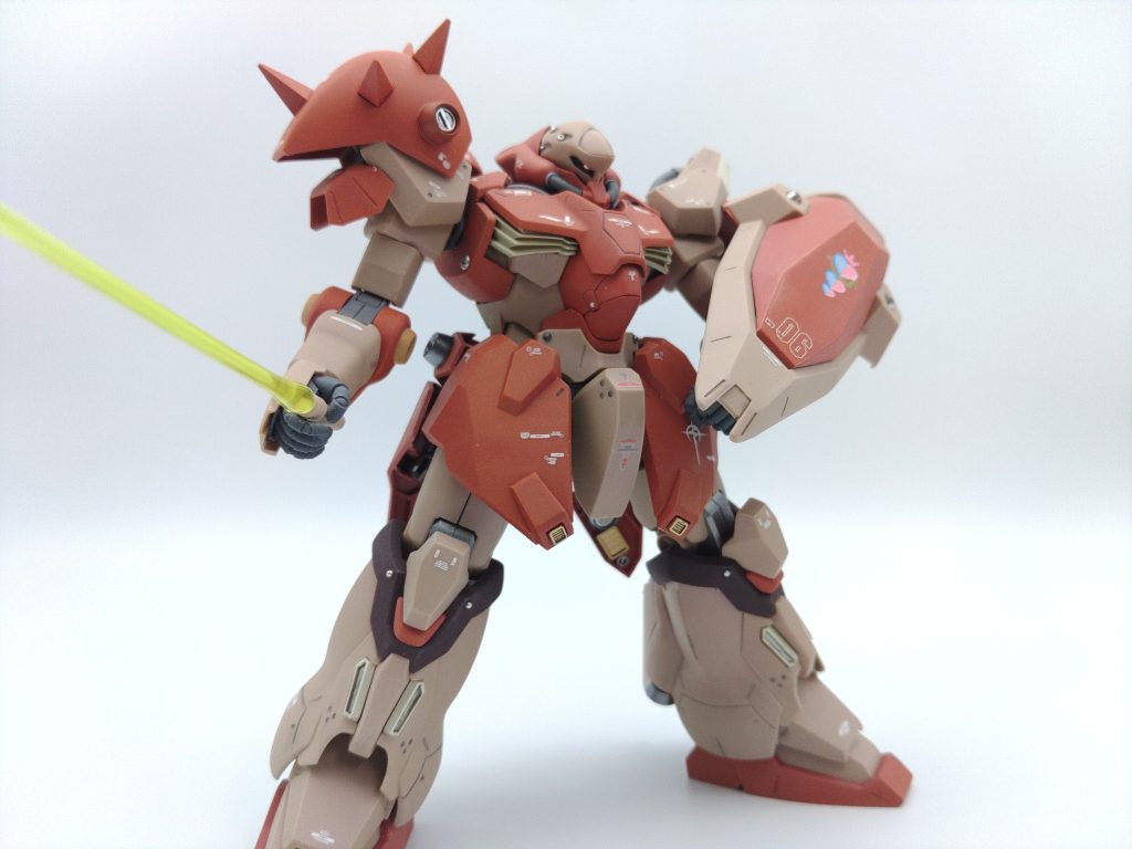 成型色仕上げといいつつ、そのままツヤ消しスプレーを機械的にふくだけでは作業になりすぎてあまり面白くないので、本体の肌色にはうっすらパープルパール、本体のあずき色はオレンジに振りたかったので、クリアーオレンジにホワイトパールを混ぜたものをふいています。そのままクリアーカラーをふくと色味が暗く濁ってしまうので、パールを混ぜることによって明るいトーンに変更することができます。また、本体の肌色のブルーパールと、赤のオレンジかかったパールが反対色になって、全体としてみた時、面白い効果があります。