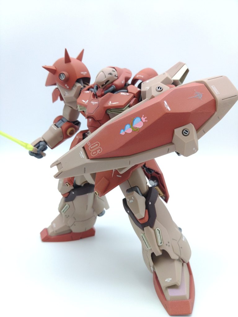 ハーラ機のエンブレムは市販のピンクのハートのデカールを余白まで切り出して完全なハート型にしつつ、粘着力を落としたマスキングテープで半分を覆って水色をエアブラシでふきました。デザインナイフで切り出した時に角がうまく出なかった部分があったので、その上から濃いめの色で筆で修正をかけています。