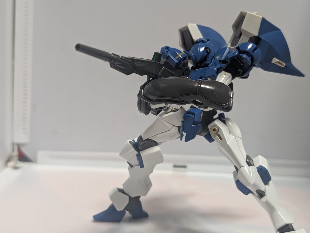 武装は大型ライフル実弾やビームがあり出撃時に選択出来る基本アポカリプス相手に何が効くのかわからないので火力がかなりある変わりに反動が凄まじく基本AMBAC姿勢制御を利用して撃つ