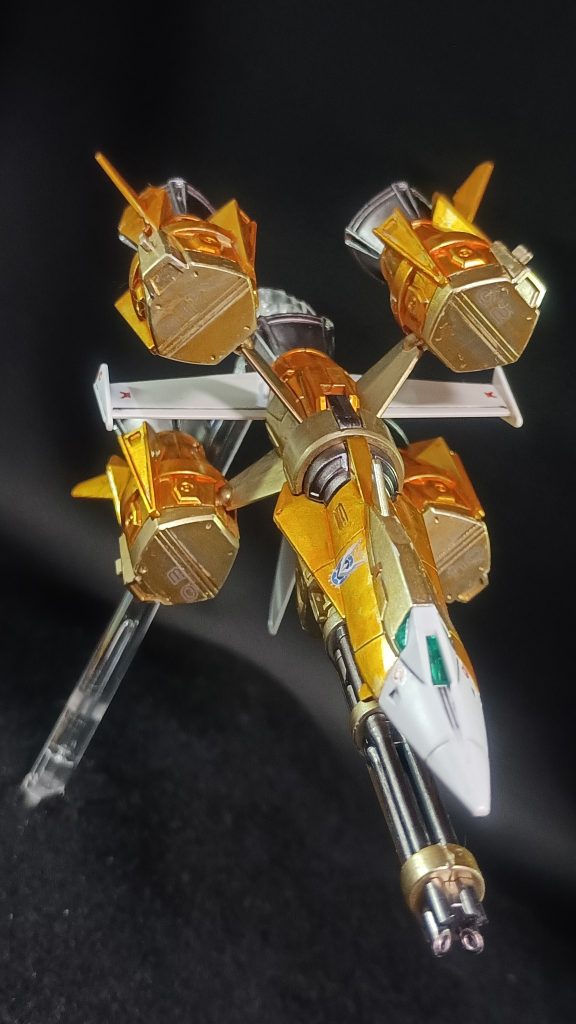 塗装については、アカツキ本体に習い3種類のゴールドを使用。ガンマカのイエローゴールド、ホワイトゴールド、ペベオのアーティストマーカーのゴールドを使用。黄色味がたりなかったので、水性ホビーカラーのクリアイエローをイエローゴールド部に重ねてみました。こう言うのをキャンディ塗装って言うんですかね？よくわかってない(zaku-kao4)