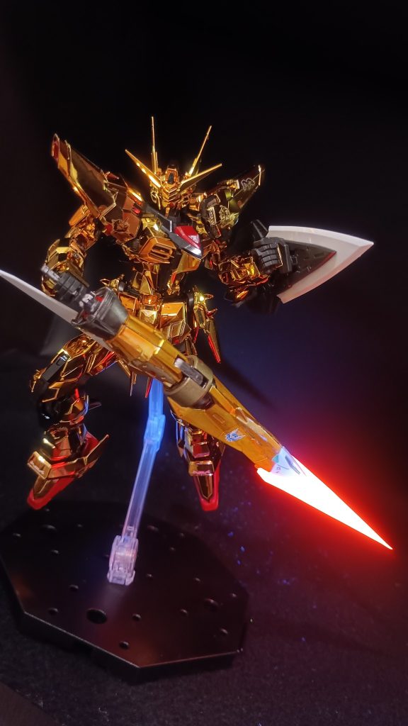 いやー、やっちゃいましたw(zaku-kao4)ドラグーンだけじゃ物足りないな～ん？コイツ先が尖ってるし剣ぽくね？ヤタノカガミがあるなら、クサナギノツルギも無いとだめでしょ？しかもオプションパーツは組み換え前提で3ミリ穴沢山あるし縦に持てるやん！と、とんとん拍子に剣になってしまいましたとさw