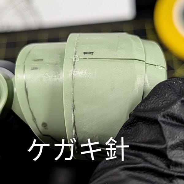 プラモデル製作の醍醐味とも言える、楽しいスジ彫りの時間に取り組みました。今回は、線がよれたりプラスチックがめくれたりしないよう、「とにかく力を入れずに、ゆっくりと何度も彫り進める」ことを一番のこだわりにしています。ペースは非常に遅く、永遠に終わりそうにない感覚にも陥りますが(笑)、この丁寧な反復が最終的な仕上がりの美しさに直結すると信じています。作業工程としては、以下の3ステップを徹底しました。1. ケガキ針:まずはアタリをつけ、ごく浅い溝を作ります。2. ミネシマキサゲ:溝のバリや微細な歪みを整え、次の刃が入りやすくします。3. ラインスクライバーCS 0.15mm:最後に専用ツールで底面が平らな美しいパネルラインを仕上げます。この順序を踏むことで、かなり納得のいくシャープな線が引けました。また、ガイド用として今回の機体からはじめて「ニチバンのクリアラインテープ(曲線用3mm)」を使用してみました。曲面パーツに対しても非常に追従性が高く、テープのフチがクリアに見えるため刃先を合わせやすく、物凄く使いやすいので初心者の方にも強くオススメできるツールです!引き続き、焦らずコツコツと理想のディテールを追求していきます!(2枚目)
