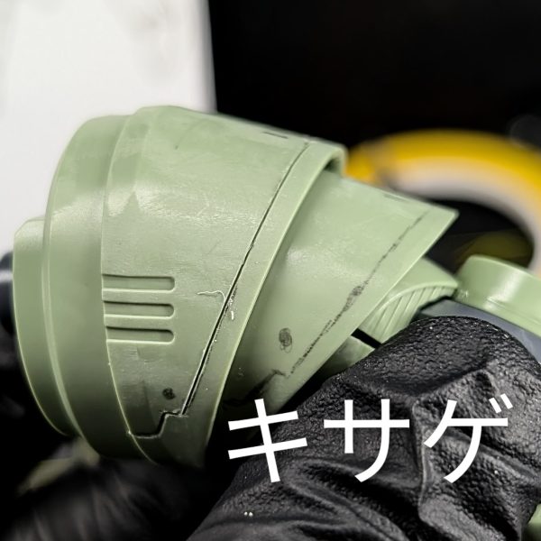 プラモデル製作の醍醐味とも言える、楽しいスジ彫りの時間に取り組みました。今回は、線がよれたりプラスチックがめくれたりしないよう、「とにかく力を入れずに、ゆっくりと何度も彫り進める」ことを一番のこだわりにしています。ペースは非常に遅く、永遠に終わりそうにない感覚にも陥りますが(笑)、この丁寧な反復が最終的な仕上がりの美しさに直結すると信じています。作業工程としては、以下の3ステップを徹底しました。1. ケガキ針:まずはアタリをつけ、ごく浅い溝を作ります。2. ミネシマキサゲ:溝のバリや微細な歪みを整え、次の刃が入りやすくします。3. ラインスクライバーCS 0.15mm:最後に専用ツールで底面が平らな美しいパネルラインを仕上げます。この順序を踏むことで、かなり納得のいくシャープな線が引けました。また、ガイド用として今回の機体からはじめて「ニチバンのクリアラインテープ(曲線用3mm)」を使用してみました。曲面パーツに対しても非常に追従性が高く、テープのフチがクリアに見えるため刃先を合わせやすく、物凄く使いやすいので初心者の方にも強くオススメできるツールです!引き続き、焦らずコツコツと理想のディテールを追求していきます!(3枚目)