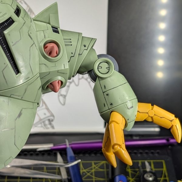 ゆっくりとしたペースではありますが、ついに腕部(肩アーマー周辺)のスジ彫りを納得のいく形で終えることができました!今回は特に曲面が多いパーツだったため、ガイドとして柔軟な「ニチバンクリアラインテープ」を使用し、まずは「ケガキ針」で慎重にアタリをつけました。そこから「ラインスクライバーCS」の0.15mmでメインのラインを、0.08mmで細かなディテール用のラインを引き分けて密度を上げています。最後に油性のガンダムマーカースミ入れペンでラインを強調させました。長時間の緻密な作業で腰がかなり痛くなってしまいましたが、理想通りのシャープなラインが引けたときの達成感はたまりません。反対側の腕も残っているので作業はまだまだ続きますが、引き続き楽しみながら完成を目指します!この作業風景をYouTubeショートにもアップしているので、ぜひそちらもご覧いただけると嬉しいです!↓(2枚目)