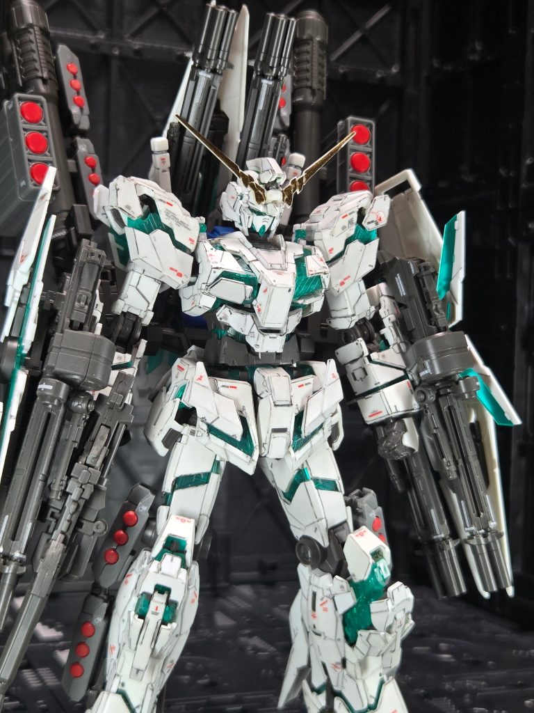 輪郭線を強調するようにエッジにスミ入れを施しました。シールよりも水転写派ですが、久しぶりにシールを貼って思ったのは初期のRGシールよりも製品の向上なのか？薄くなって段差も目立たなくなった印象です。気のせいかもですが…。
