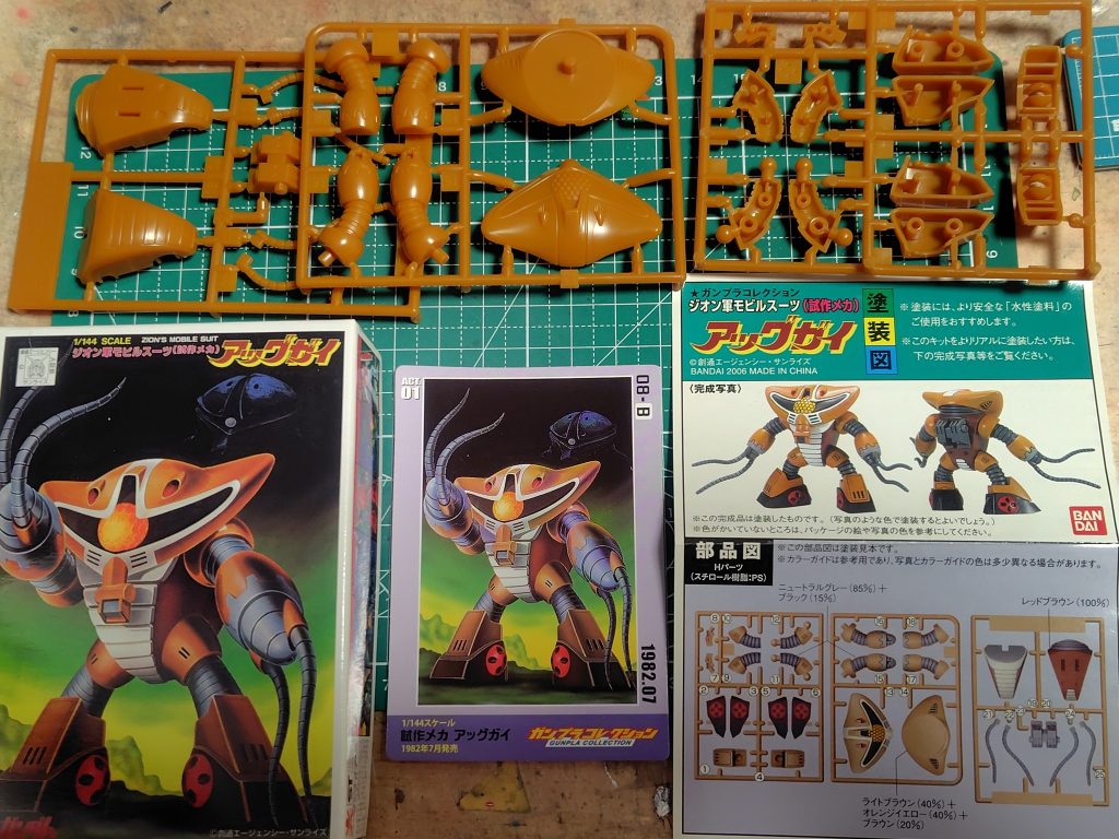 旧キットをそのまま小さくした箱と説明書にトレカみたいのまで入ってます。ランナーは3枚でブラウン単色。