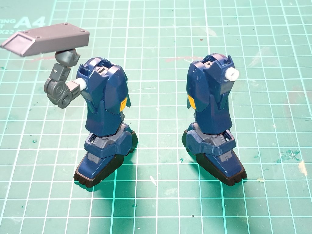 脚部膝に3 mm穴を設け、ボールデンアームアームズのアームと組み合わせる。