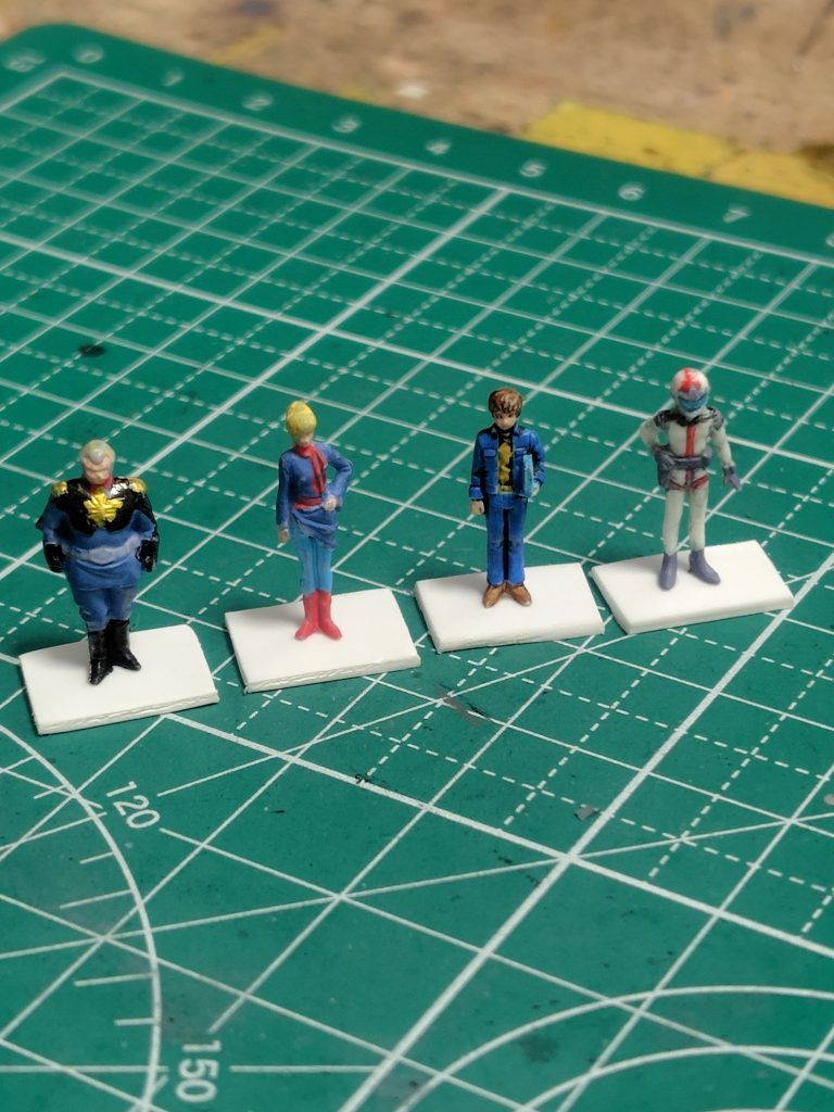 作品名：MGの付属フィギュア<p>MGのフィギュアってせっかく塗っても立てないのでプラ板で適当に台座を作って飾れるようにしました(gundam-kao6)RGのフィギュアにはついてるのにね。</p>

