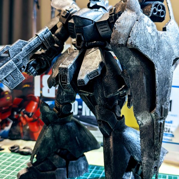 総帥とアムロの変幻自在な戦いぶり、装甲、武装は消耗品、シールドバッシュは当たり前、偉い人にはそれが分からん異次元の攻防戦。そんなニュータイプ達と一体となり闘争する機体の損耗なども今回は入れてみたいと思いました(gandam1)1.盾、足腰回り、出っ張り部分にミニルーターでおそるおそる削り出し(；´∀｀)まず一巡し、もっと大きいダメージは後から入れようかと😅2.黒つや消し(EX-フラットブラック：ガイアノーツ)3.シルバーでドライブラシ(スターブライトジュラルミン：ガイアノーツ)黒の上からモンザレッドを乗せるため、少しシルバーは多めに入れました。さてどんな感じに乗ってくれますやら(；´∀｀)あと、難所なモンザ＋ココアブラウンの調色も待ち受けています💧うまく行く気がしません笑HGサザビー、デカいすね💫MGのゲルググとそんなに背丈が変わりません😸（2枚目）