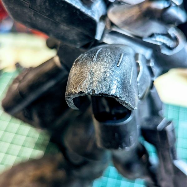 総帥とアムロの変幻自在な戦いぶり、装甲、武装は消耗品、シールドバッシュは当たり前、偉い人にはそれが分からん異次元の攻防戦。そんなニュータイプ達と一体となり闘争する機体の損耗なども今回は入れてみたいと思いました(gandam1)1.盾、足腰回り、出っ張り部分にミニルーターでおそるおそる削り出し(；´∀｀)まず一巡し、もっと大きいダメージは後から入れようかと😅2.黒つや消し(EX-フラットブラック：ガイアノーツ)3.シルバーでドライブラシ(スターブライトジュラルミン：ガイアノーツ)黒の上からモンザレッドを乗せるため、少しシルバーは多めに入れました。さてどんな感じに乗ってくれますやら(；´∀｀)あと、難所なモンザ＋ココアブラウンの調色も待ち受けています💧うまく行く気がしません笑HGサザビー、デカいすね💫MGのゲルググとそんなに背丈が変わりません😸（5枚目）