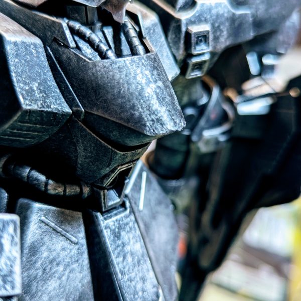 総帥とアムロの変幻自在な戦いぶり、装甲、武装は消耗品、シールドバッシュは当たり前、偉い人にはそれが分からん異次元の攻防戦。そんなニュータイプ達と一体となり闘争する機体の損耗なども今回は入れてみたいと思いました(gandam1)1.盾、足腰回り、出っ張り部分にミニルーターでおそるおそる削り出し(；´∀｀)まず一巡し、もっと大きいダメージは後から入れようかと😅2.黒つや消し(EX-フラットブラック：ガイアノーツ)3.シルバーでドライブラシ(スターブライトジュラルミン：ガイアノーツ)黒の上からモンザレッドを乗せるため、少しシルバーは多めに入れました。さてどんな感じに乗ってくれますやら(；´∀｀)あと、難所なモンザ＋ココアブラウンの調色も待ち受けています💧うまく行く気がしません笑HGサザビー、デカいすね💫MGのゲルググとそんなに背丈が変わりません😸（3枚目）
