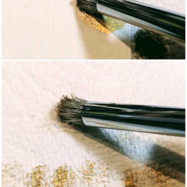 腕、脚回りは仕上がってきました✨２枚目のシルバーの上から、モンザレッドをドライブラシしました。３枚目の写真のように、１滴塗料をすくって毛量の多い筆につけて、カスカスに塗料をペーパーに落としてから、こすりつけていきます🐾4〜5回やると毛先が塗料で太ってきますので、うすめ液でリセットしてあげてください🙏めっちゃやり易いので、ぜひお試しください✨ベースは白でもシルバーでもいいと思います。中々乗らなかったので、２巡したのが４枚目です。５枚目はシールド左がエナメル塗料のダークブラウンをシャバシャバ濃度を塗って、表面がマットに乾いて来た半乾きの時です。右はエナメルうすめ液をペーパーにつけて拭き取った時です🐾この工程をするとスミが入り、全体的に色彩がこなれて、焦茶も入りハクがつく感じがします笑そして凹凸部分、光の当たるあたりに下地のシルバーより明るいシルバーをまたドライブラシしたのが１枚目です。ここで同系色の明色をグラデーションして入れて行くのが@okkiさん手法だと思いますが、私にはむずかしく今回は鉄鉄しい仕上げで参りたいと思います(｀･ω･´)ゞ💧まだアーティファクトのギラ・ドーガ２機とジェガン１機、それにHGリ・ガズィとデカブツジオラマが待ち構えております。。。ネコ氏がハチマキ巻いて励ましてくれてます🤣酷い夏になりそうです笑（3枚目）