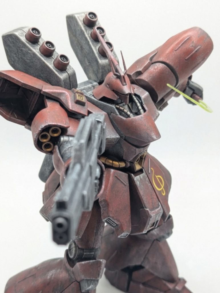 総帥の変幻自在な戦い、アムロ戦ではファンネルは使わず近接戦闘を好む総帥✨しころと鍬形つきの兜。どこか和を思わせるところがサザビーにはありますね😸やっと１機完成。。。8月〆切の展示会エントリー、間に合う気がしません(；´∀｀)笑
