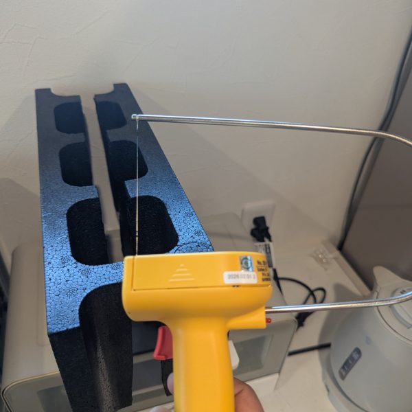 逆襲のシャアで1カット出てくる鉄骨構造体の組立をしております(`・ω・´)ゞエヴァーグリーンのH鋼、C鋼を接着。グニャグニャしてますのでマスキングや治具で固定。だんだん剛性が出て来てガッシリしてきました😸もう一つはデカブツジオラマの骨材、スチロールブロックをスチロールカッターでカッティング✨充電式が欲しかったんですが到着まで一ヶ月掛かるのでカイ◯ンズ電池式です。カッターだとめちゃくちゃ切りカスが出て掃除が大変でしたが、これはいいモノだ(*´艸`*)✨※ニャンコ氏は熱中症ではありません。いつものまんぷく後の昼寝です笑(3枚目)