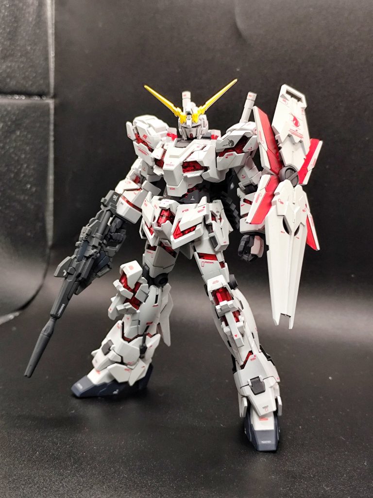 サイコフレームの発色が良くなるようにパーツの裏からシルバーを塗って、サイコフレーム全体の色が均一になるようにクリアレッドで塗装しました