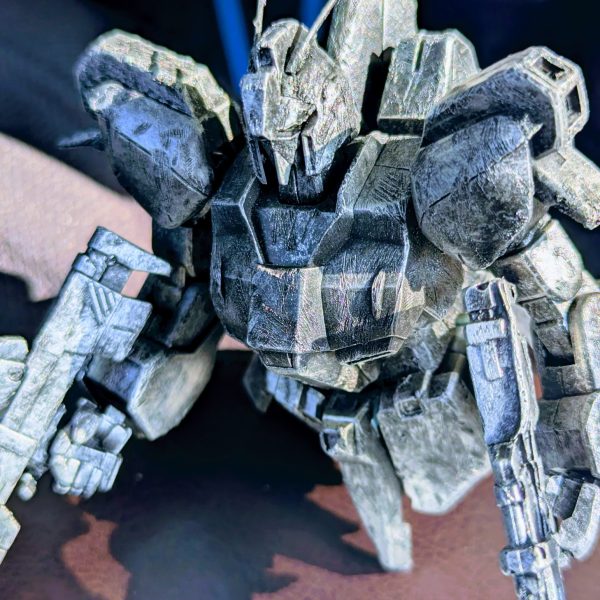 A大尉の変幻自在な戦い、どこかでもぎ取ったアサルト２丁持ちでギュネイのヤクト・ドーガをグイグイ追い込んで行きます🤤あまりに暑いのでクルマのエアコンで塗装しようと一式持って公園へ移動。。あぁいいすね、最高の木陰(zaku-kao8)✨サザビーは下半身＋凸部でしたがリ・ガズィはもう全体的にリューター掛けました🐾⇒指でバリをこすり落とし⇒つや消し黒⇒スターブライトジュラルミンでドライブラシないつものです(｀･ω･´)ゞ（2枚目）