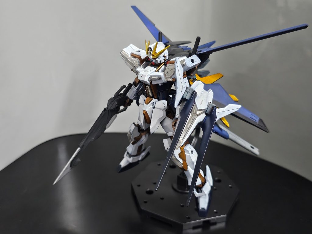 ストライカーパックはエールストライクとビルドブースターを合体意外と違和感なくくっつきました。色はストフリを意識して青と黒ベースにプラウドディフェンダーの金の羽を意識してビルドブースターの羽の一部を金色に塗装しました✨ストライカーパックの名前が思いつかん笑