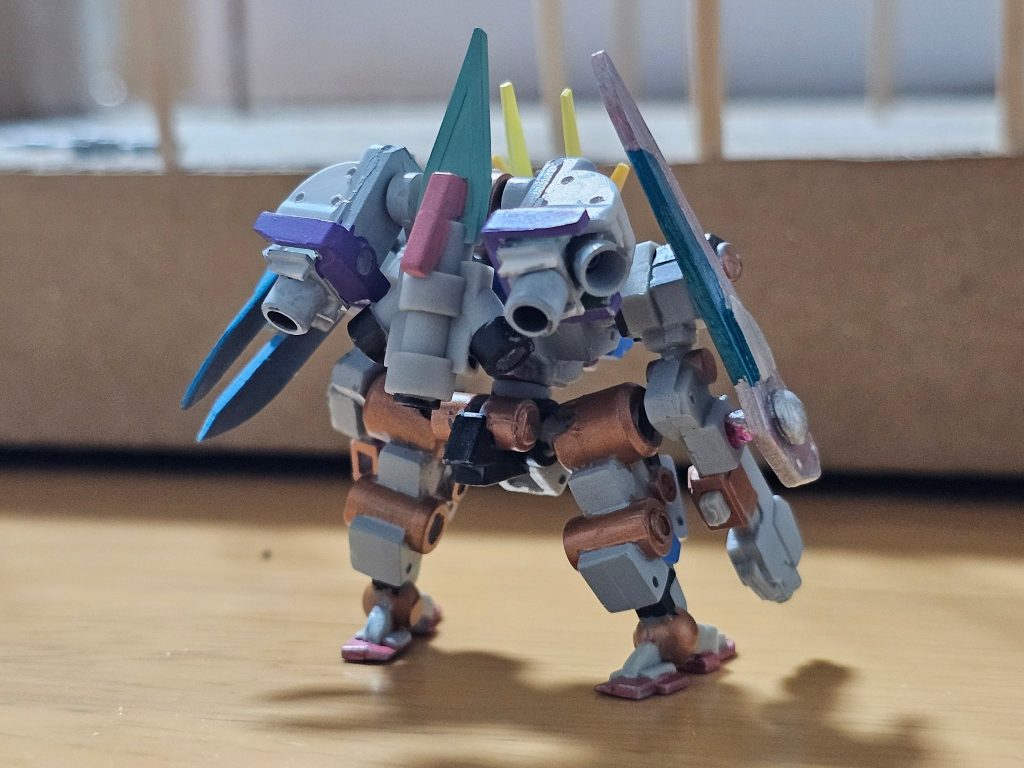 背面のスラスターはジャンクパーツで自作。両肩にシールドとブレードを装備。ビーム兵器は未搭載です。&nbsp;&nbsp;