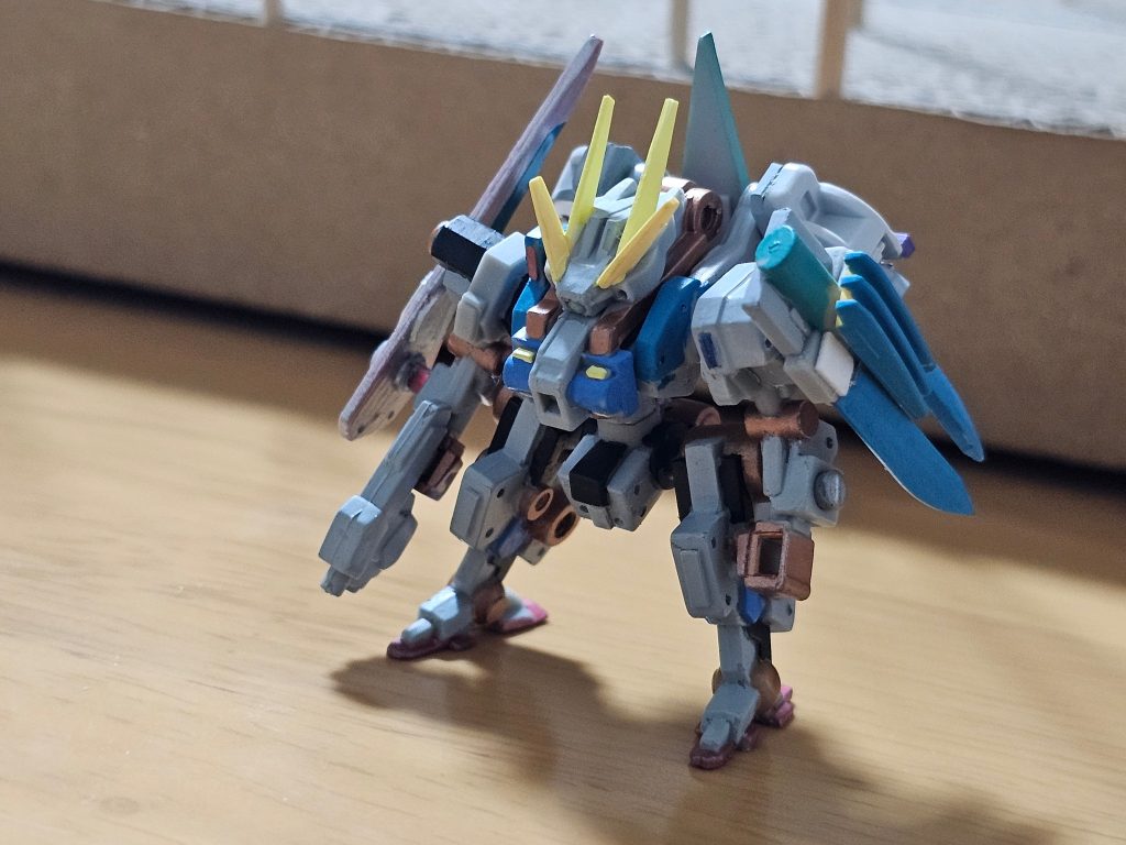 先日作成したガンダムマイ(略のあまり部品を加工してくっつけました。デザインはギャプランを少し意識してます。顔部分に穴を開けてモノアイにしてみました。&nbsp;