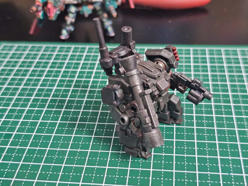 エアブラシが壊れてるのでこいつだけは重厚感マシマシにしたくてスプレーサフから濃緑色を筆塗り。武装はフィールドブルーを筆塗りしてヴェザリングを施しました。