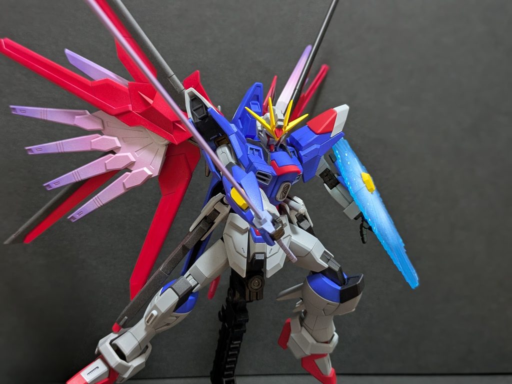 ビームシールドも真ん中を白く塗ってみましたがあんまり上手く塗れてない気がします(gundam-kao1)