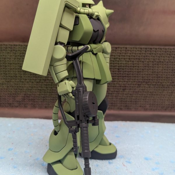 もうほとんど完成！&nbsp;改造ポイント・腕の短縮化(二の腕1.5mmぐらい？)・肩シールドの角度の鋭角化・スネの合わせ目を消し、ツルッとした感じに・肩付け根、足付け根の削り込み→腕も足もボディにグッと近づける・肘関節のオミット→なんか気になるので埋めちゃいました&nbsp;こんなところかな、、意外といじってるけど、微妙(笑)&nbsp;カラーレシピメインカラー:クレオス外舷21・22号黒:クレオス40 ジャーマングレー関節:クレオス ブルーバイオレット&nbsp;バーニア:ガイア ガンメタルスミ入れ:アモミグ ダークブラウントップコート:水性スムースクリア（2枚目）