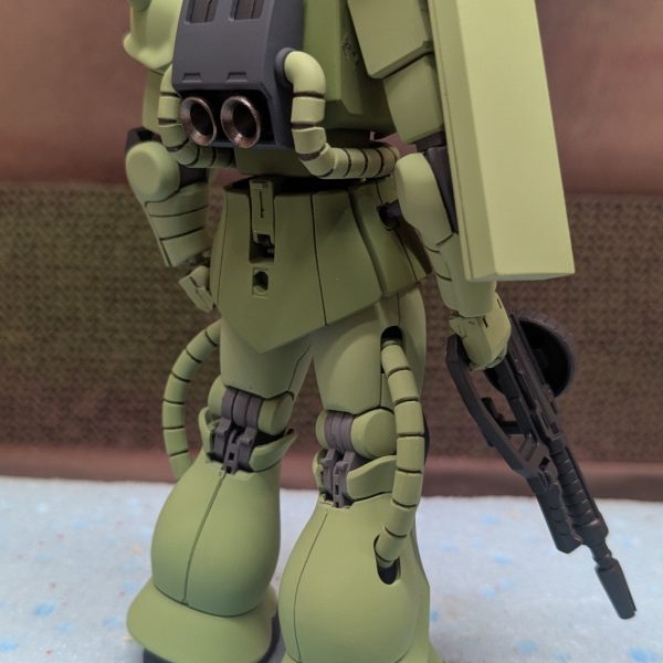 もうほとんど完成！&nbsp;改造ポイント・腕の短縮化(二の腕1.5mmぐらい？)・肩シールドの角度の鋭角化・スネの合わせ目を消し、ツルッとした感じに・肩付け根、足付け根の削り込み→腕も足もボディにグッと近づける・肘関節のオミット→なんか気になるので埋めちゃいました&nbsp;こんなところかな、、意外といじってるけど、微妙(笑)&nbsp;カラーレシピメインカラー:クレオス外舷21・22号黒:クレオス40 ジャーマングレー関節:クレオス ブルーバイオレット&nbsp;バーニア:ガイア ガンメタルスミ入れ:アモミグ ダークブラウントップコート:水性スムースクリア（3枚目）