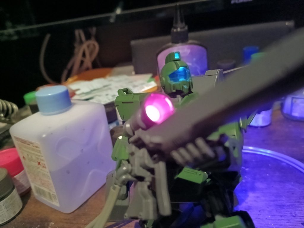 大型スコープはホワイトLEDに蛍光ピンク👍