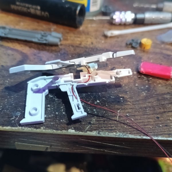 MG ジムドミナンス始動です👍クリアパーツではないですが、パッケージアートに倣ってホワイト＋蛍光オレンジで入れてます😁👍（3枚目）