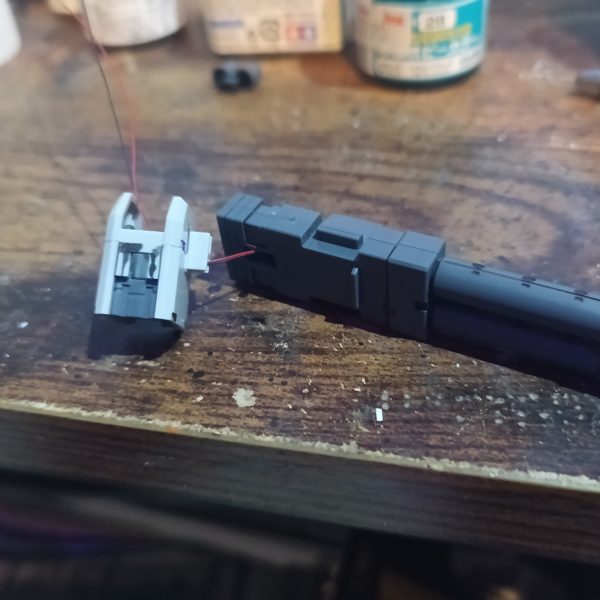 MG ジムドミナンス始動です👍クリアパーツではないですが、パッケージアートに倣ってホワイト＋蛍光オレンジで入れてます😁👍（6枚目）