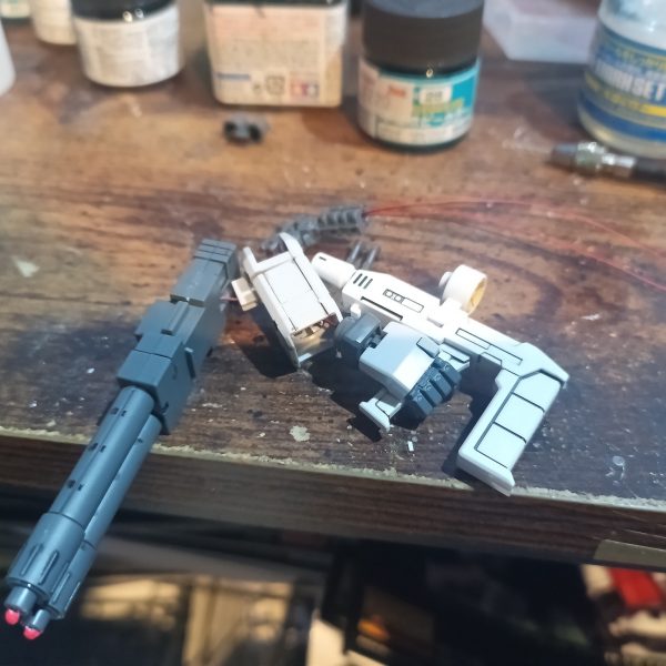 MG ジムドミナンス始動です👍クリアパーツではないですが、パッケージアートに倣ってホワイト＋蛍光オレンジで入れてます😁👍（7枚目）
