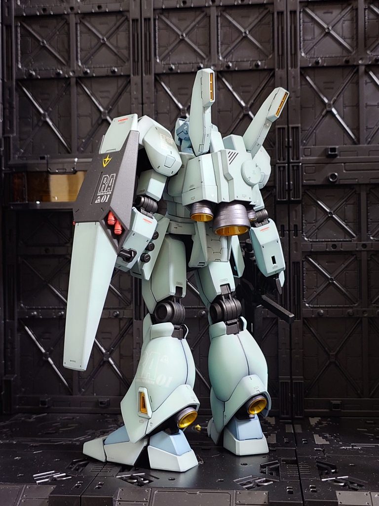 関節と内部フレームは、サーフェーサーEVOブラックとガンメタを混ぜたもので、半光沢仕上げです。