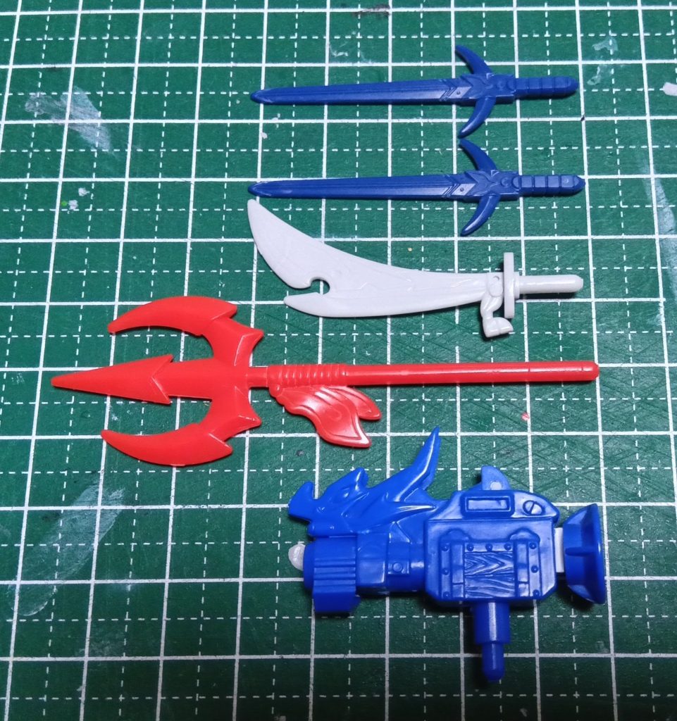 武装は3体のモノを各種使用。全体的に小さいので大型化。