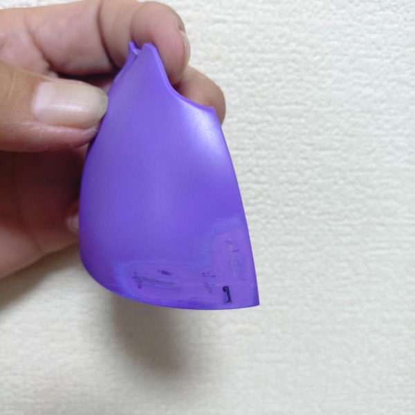 ザクの塗装作業が停滞してるので次のネタを（笑）知人に譲ってもらった初代MGドムのリニューアルです。無改造、全塗装で武器類が無し‼️（笑）付属のドライデカールも貼ってありますね。脚のアーマーに深い傷があったので修復。知人には申し訳ないけどイジります😊（笑）（2枚目）